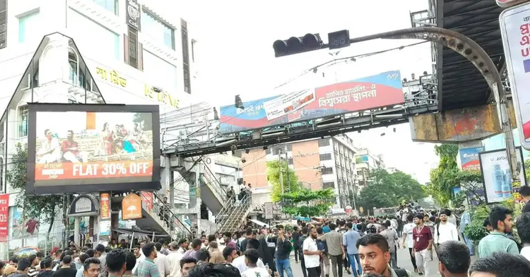 সায়েন্সল্যাবে আন্দোলনরত শিক্ষার্থীরা